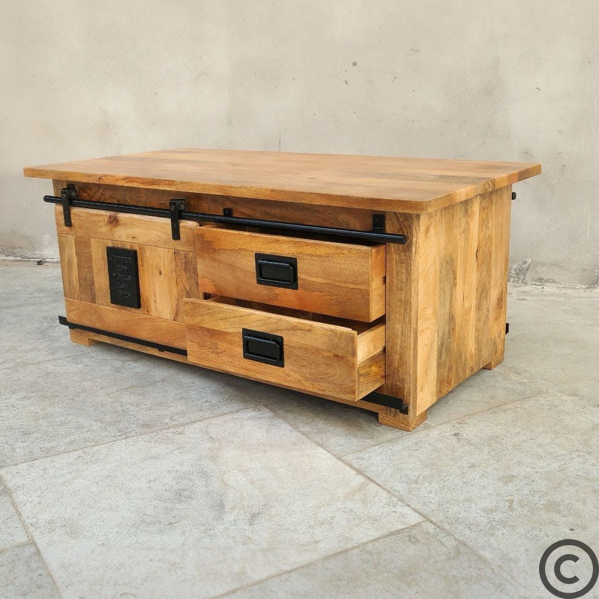Table basse industrielle avec tiroirs ouverts en manguier massif – KUKUU