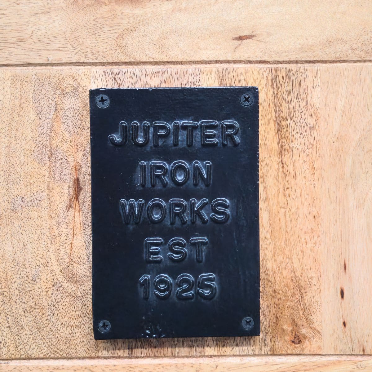 Détail plaque métal Jupiter Iron Works sur table basse – KUKUU