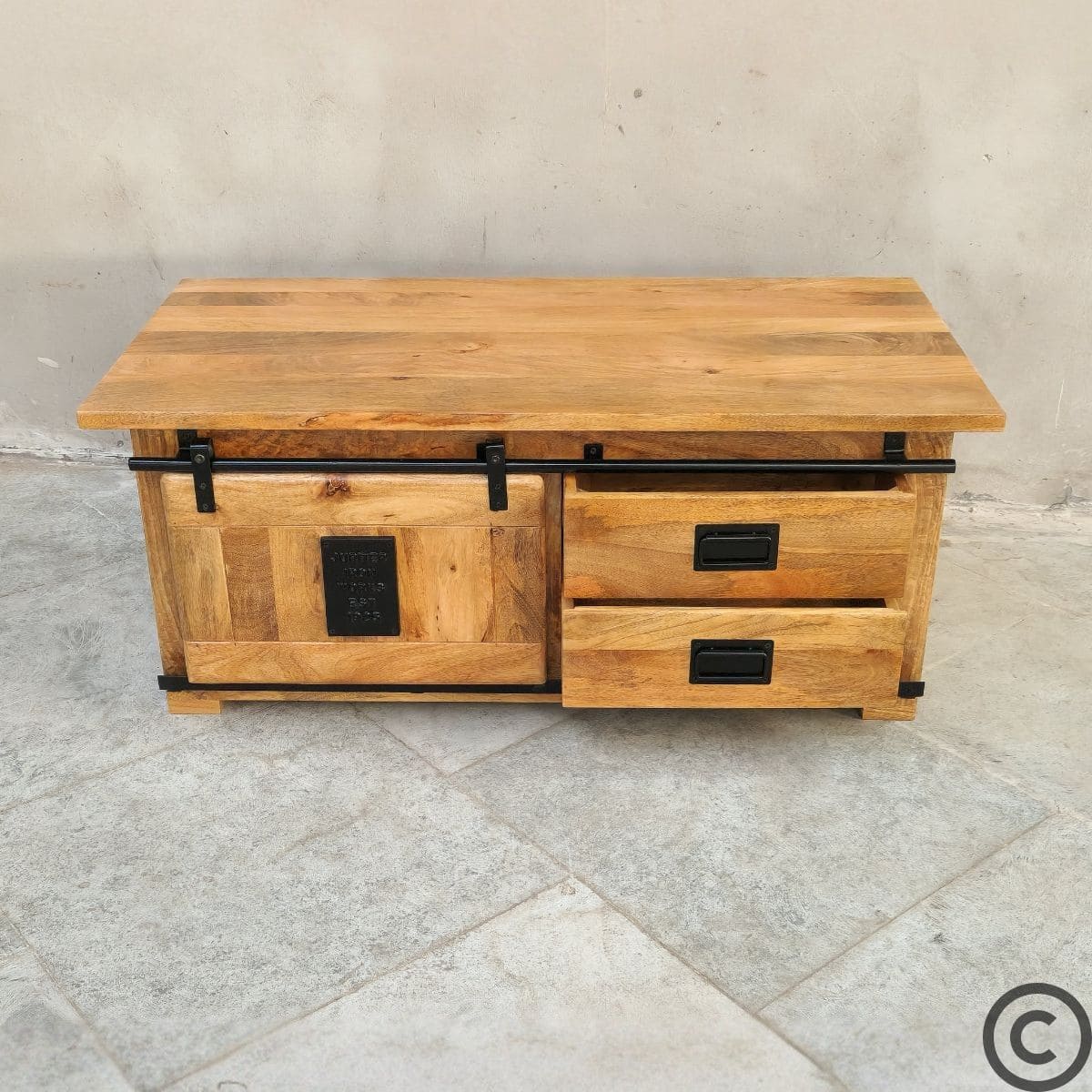 Vue d’ensemble de la table basse industrielle en manguier – KUKUU