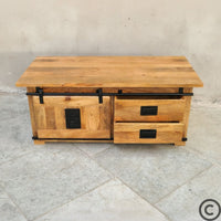 Vue d’ensemble de la table basse industrielle en manguier – KUKUU