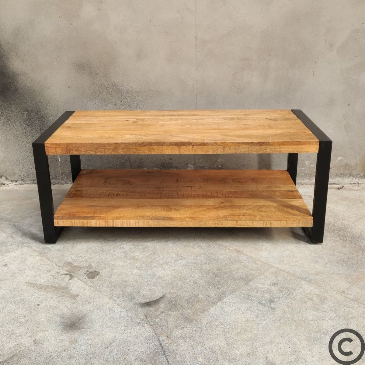 Table basse industrielle KUKUU en bois massif et acier noir – vue de face – meuble de salon moderne