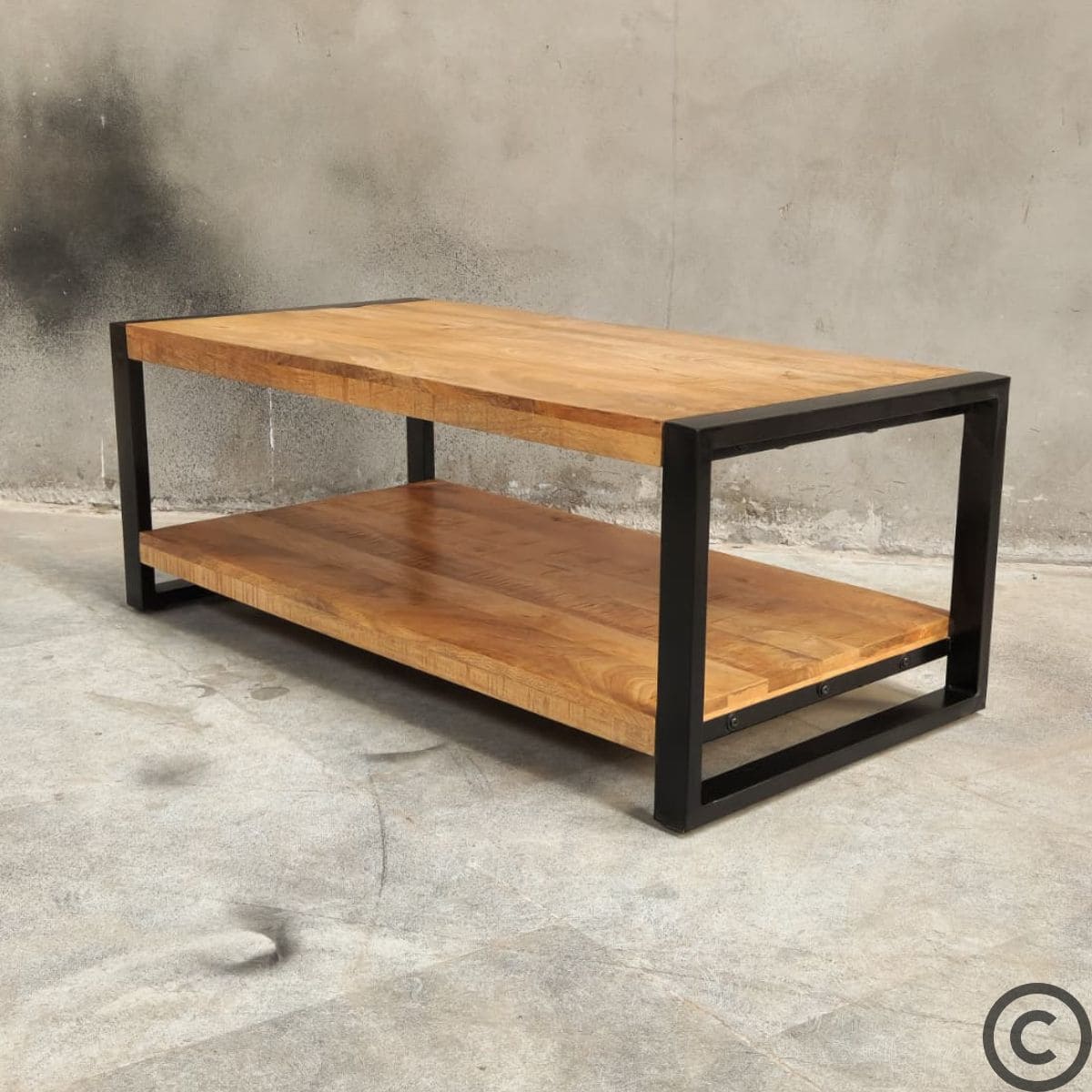 Table basse industrielle en bois et métal KUKUU – vue en angle – design artisanal contemporain