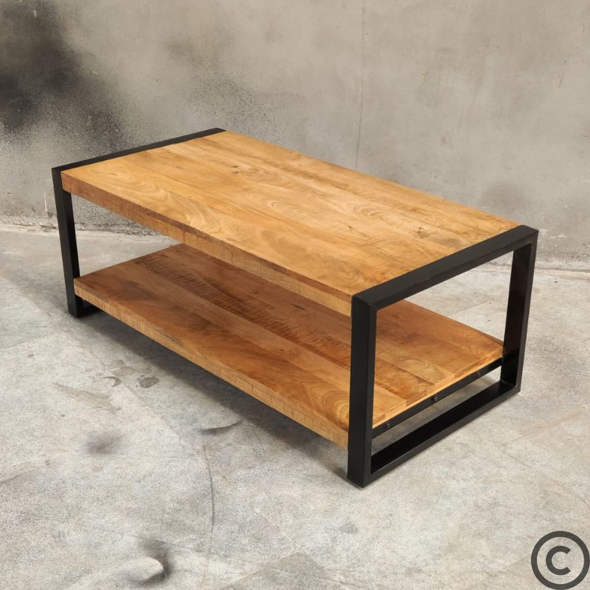 Table basse design KUKUU – bois massif et structure métal noir – vue latérale – mobilier artisanal industriel