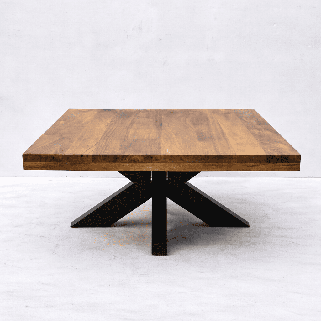 Table basse industrielle carrée KUKUU en manguier massif avec pied central en métal noir – vue de face