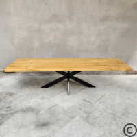 Table extensible KUKUU en manguier massif et métal noir, idéale pour recevoir famille et amis dans un esprit industriel chic.