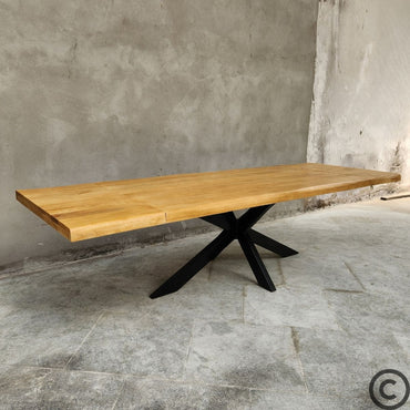 Table extensible industrielle KUKUU en bois de manguier et métal noir. Un style loft chaleureux et authentique pour votre salle à manger.