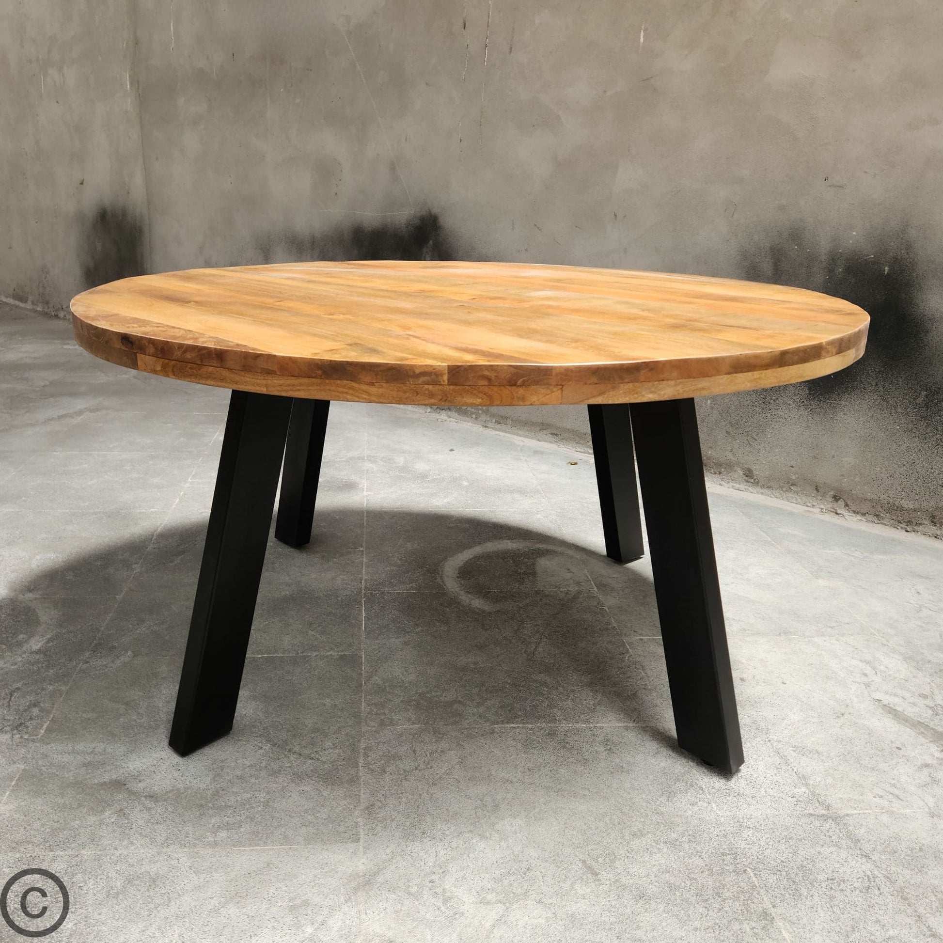 Apportez une touche de raffinement naturel et de modernité à votre intérieur avec cette magnifique table ronde style industriel KUKUU, idéale pour créer une ambiance chaleureuse et conviviale.