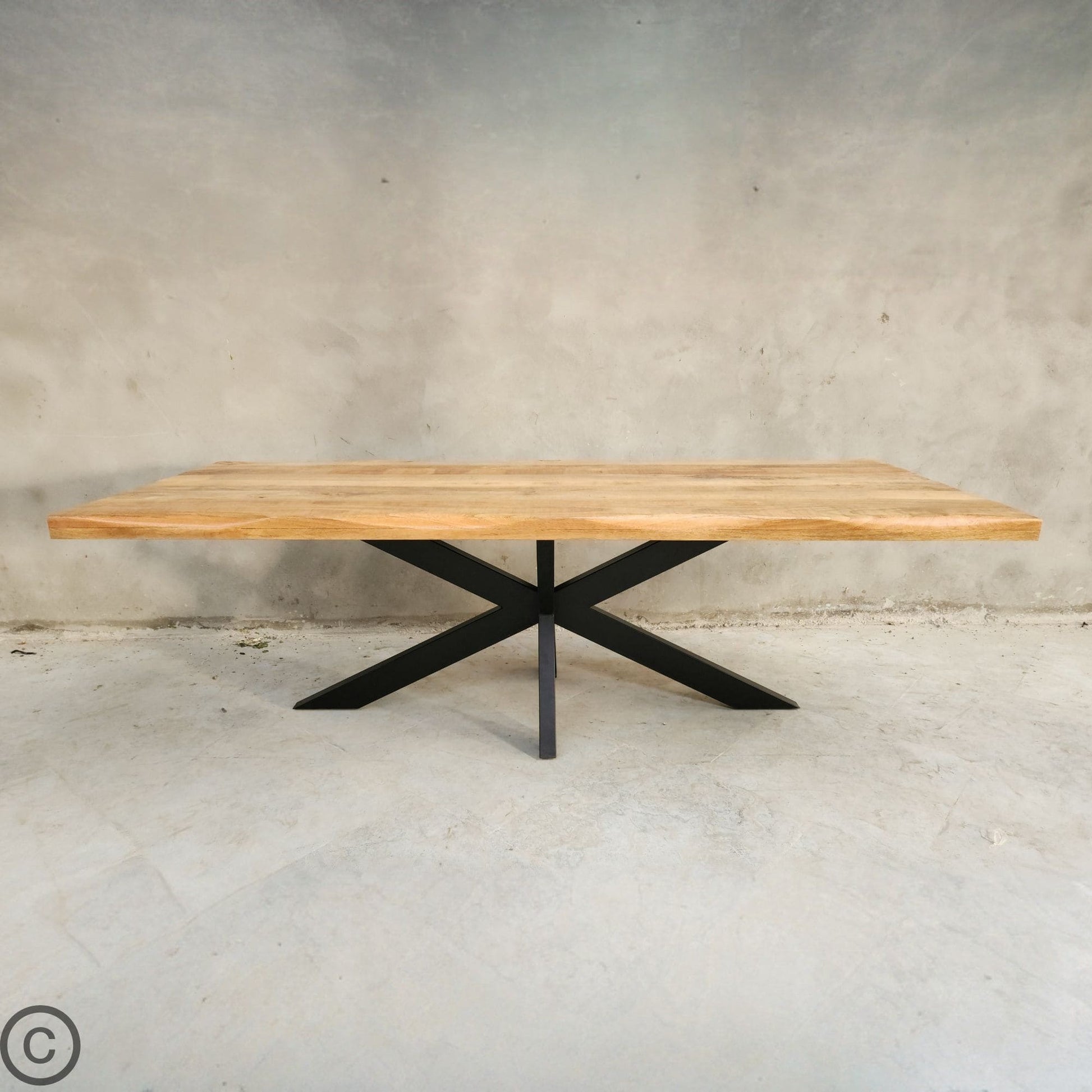 La table à manger industrielle Kukuu a été fabriquée à partir d'acier et bois de manguier. Disponible en 160, 180 et 240 cm. Kukuu, meubles industriels de qualité.