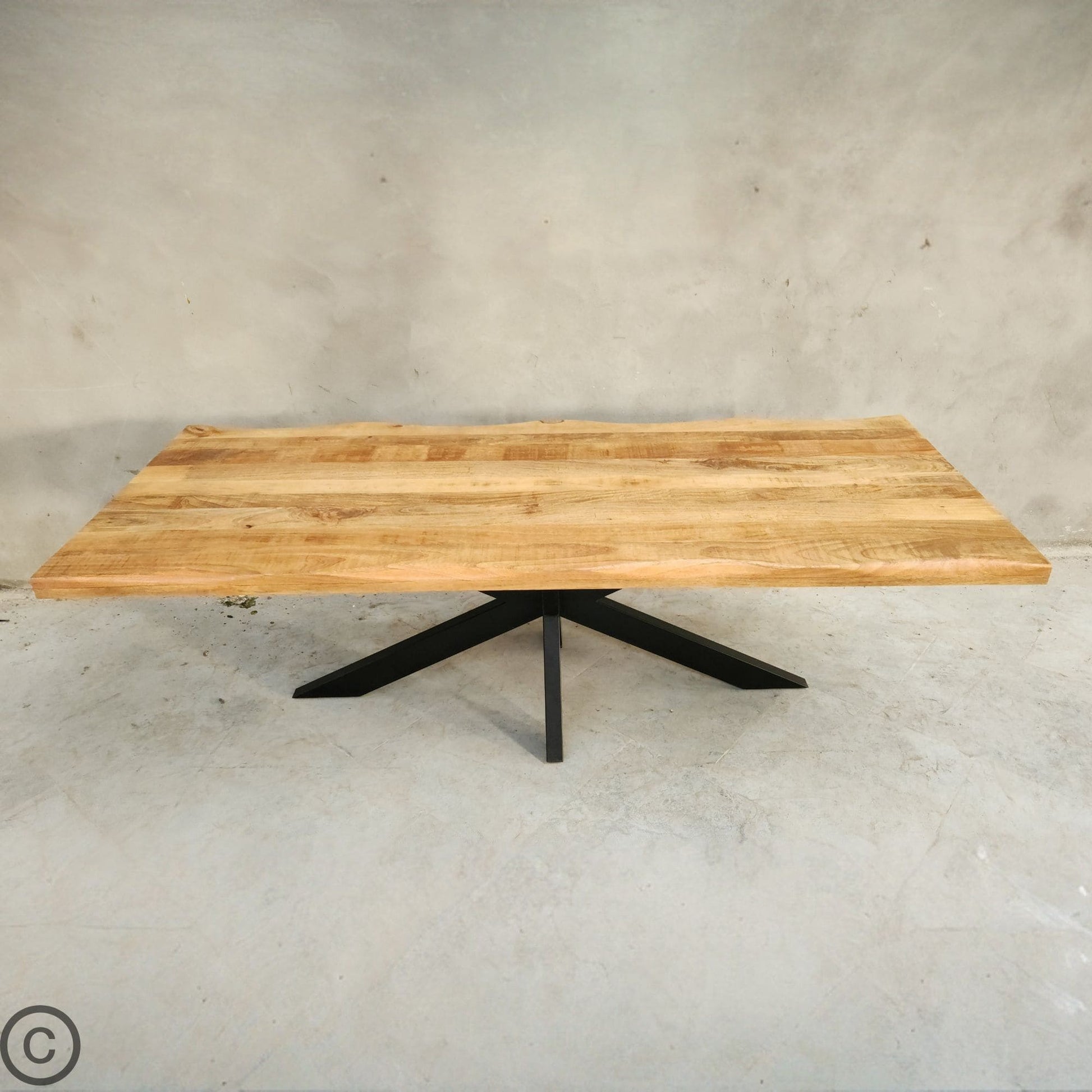 La table à manger industrielle Kukuu a été fabriquée à partir d'acier et bois de manguier. Disponible en 160, 180 et 240 cm. Kukuu, meubles industriels de qualité.