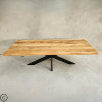 La table à manger industrielle Kukuu a été fabriquée à partir d'acier et bois de manguier. Disponible en 160, 180 et 240 cm. Kukuu, meubles industriels de qualité.