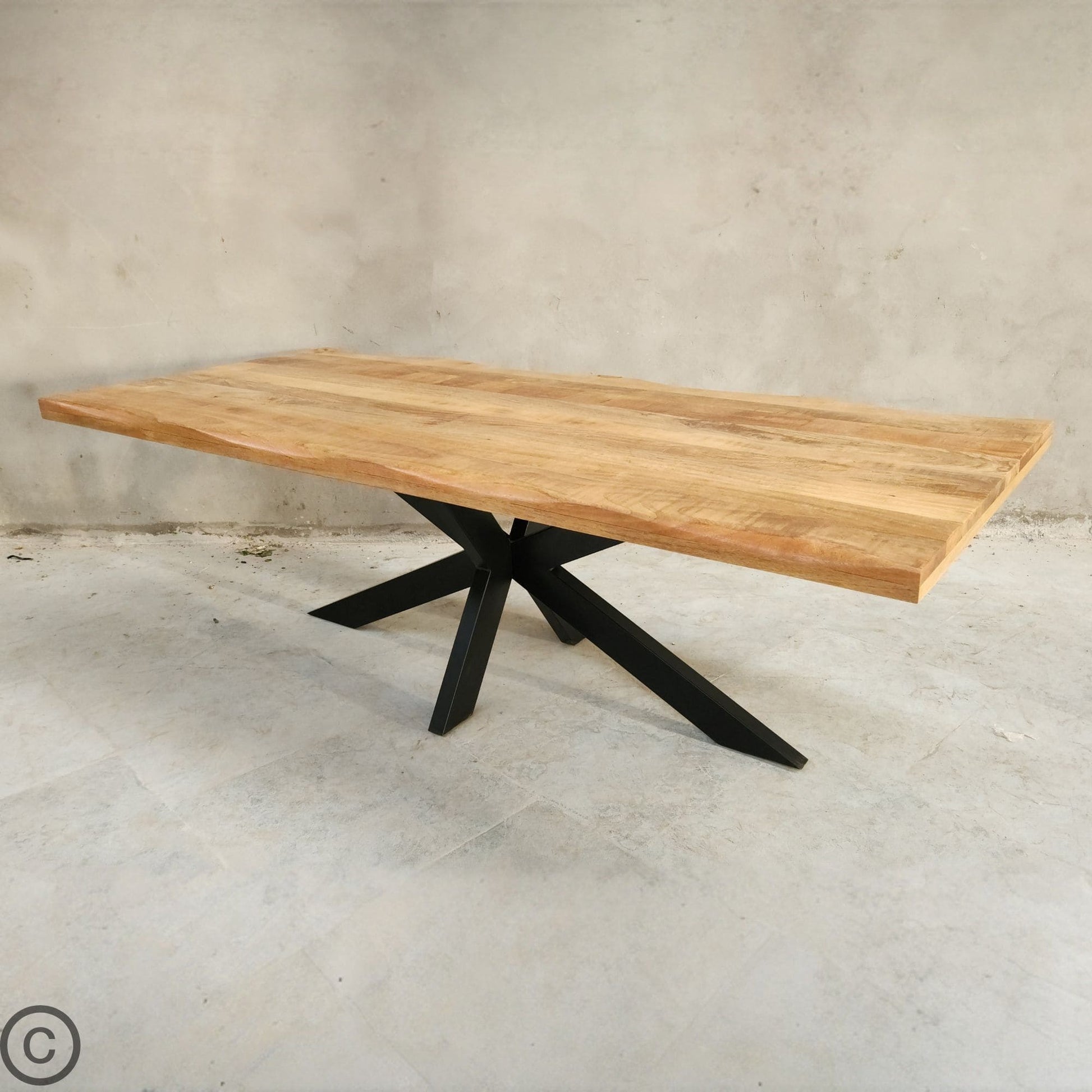La table à manger industrielle Kukuu a été fabriquée à partir d'acier et bois de manguier. Disponible en 160, 180 et 240 cm. Kukuu, meubles industriels de qualité.