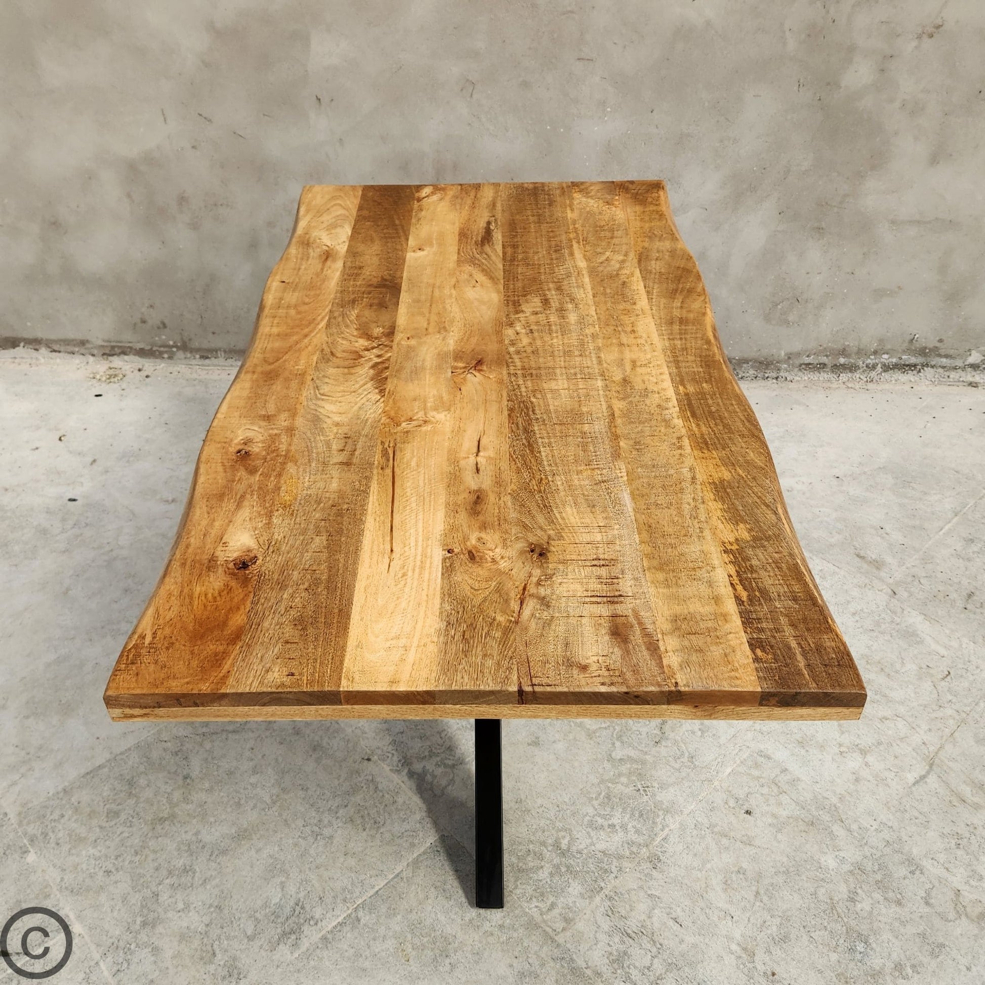 La table à manger industrielle Kukuu a été fabriquée à partir d'acier et bois de manguier. Disponible en 160, 180 et 240 cm. Kukuu, meubles industriels de qualité.