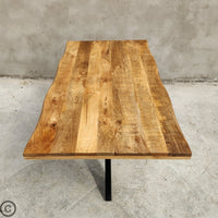 La table à manger industrielle Kukuu a été fabriquée à partir d'acier et bois de manguier. Disponible en 160, 180 et 240 cm. Kukuu, meubles industriels de qualité.