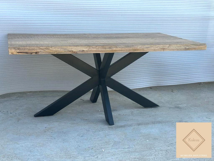 La table à manger industrielle 180 cm a été fabriquée à partir d'acier et bois de manguier. Celle-ci est aussi disponible en 200 et 240 cm. Mesures: 180 x 100 x 78 cm. Kukuu, boutique en ligne de mobilier style industriel et bois massif.