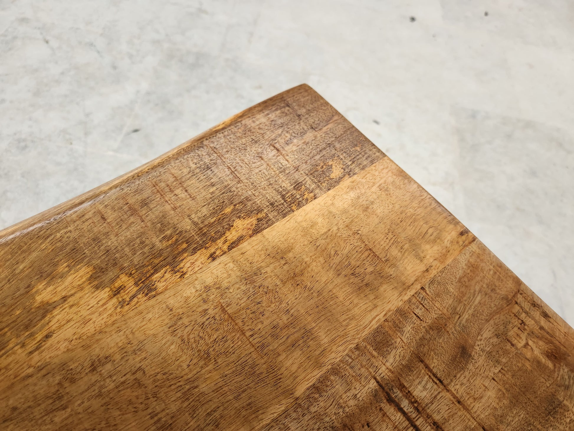 La table à manger industrielle Kukuu a été fabriquée à partir d'acier et bois de manguier. Disponible en 160, 180 et 240 cm. Kukuu, meubles industriels de qualité.