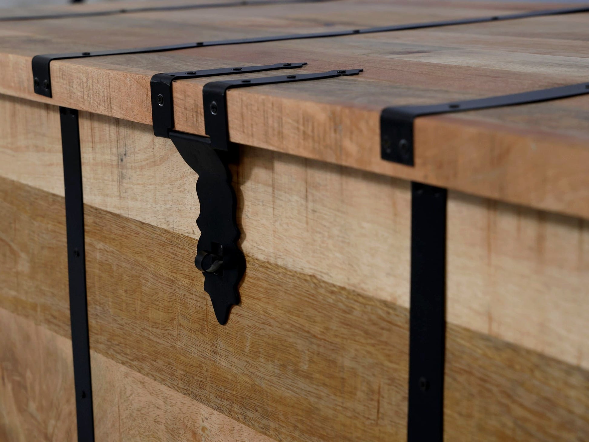 Cette table basse coffre est composée d'une structure en bois de manguier, avec des compartiments intérieurs et range bouteilles intégré! Mesure: 120 x 60 x 45 cm. Kukuu, spécialiste en meubles industriels.
