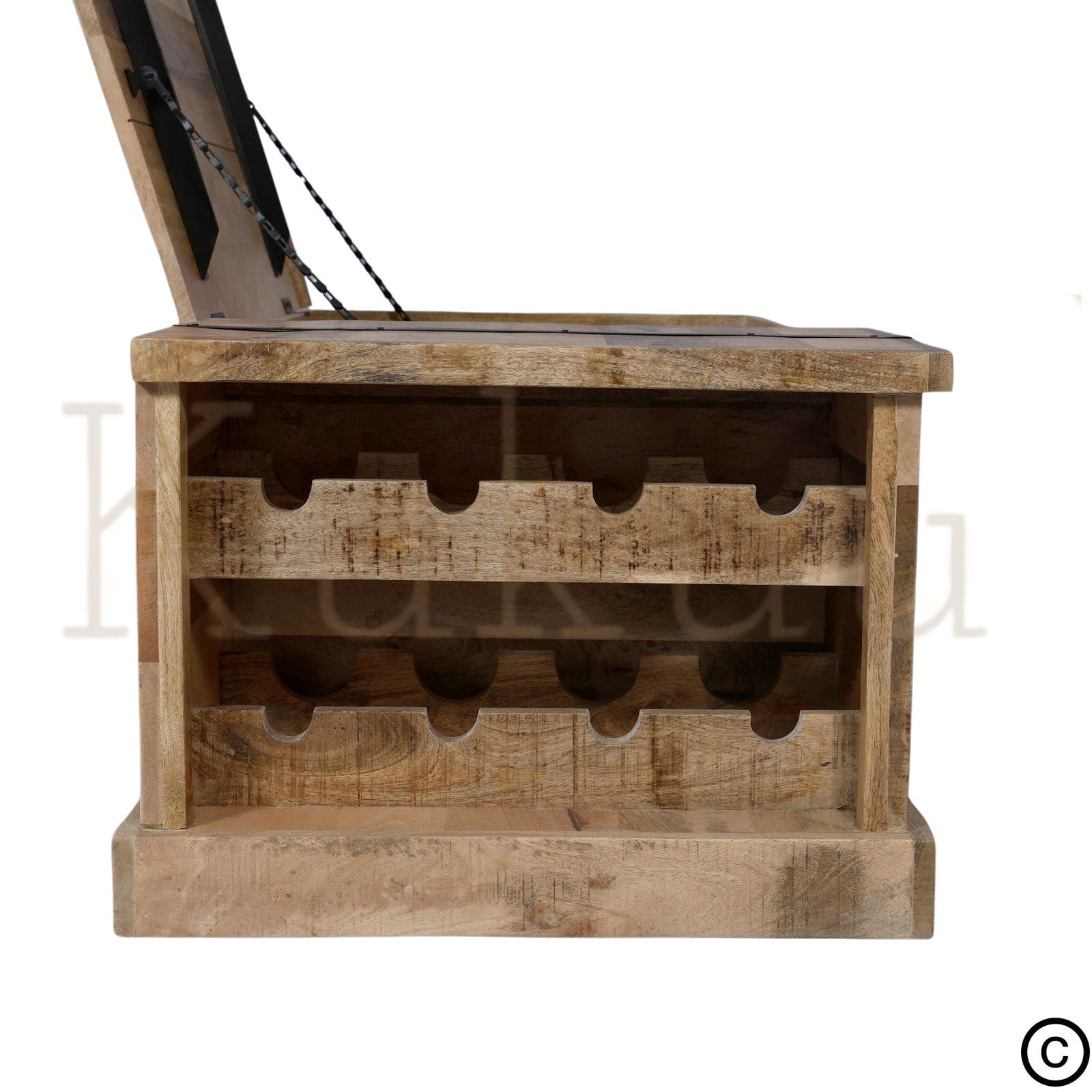 Cette table basse coffre est composée d'une structure en bois de manguier, avec des compartiments intérieurs et range bouteilles intégré! Mesure: 120 x 60 x 45 cm. Kukuu, spécialiste en meubles industriels.