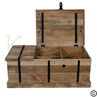 Cette table basse coffre est composée d'une structure en bois de manguier, avec des compartiments intérieurs et range bouteilles intégré! Mesure: 120 x 60 x 45 cm. Kukuu, spécialiste en meubles industriels.