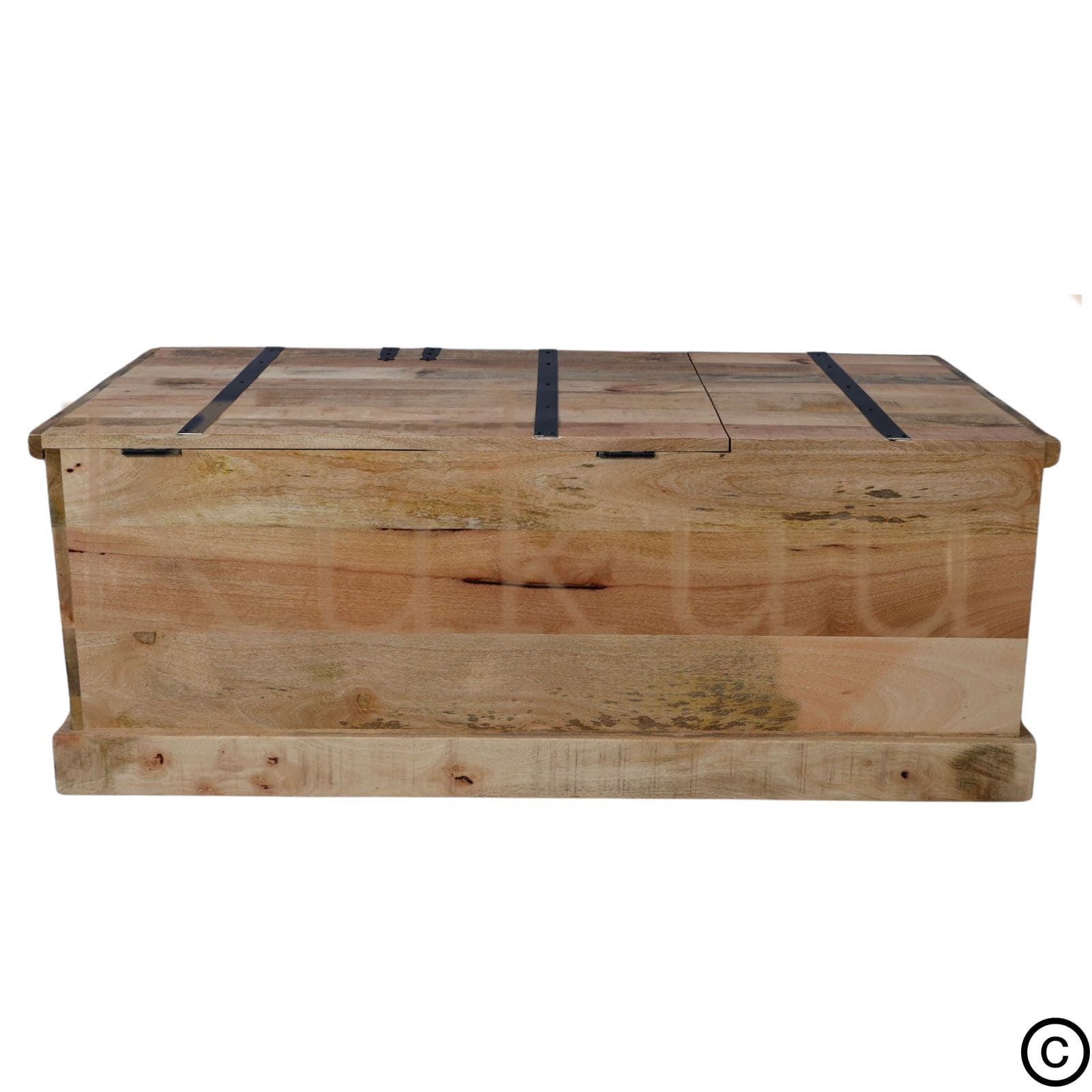 Cette table basse coffre est composée d'une structure en bois de manguier, avec des compartiments intérieurs et range bouteilles intégré! Mesure: 120 x 60 x 45 cm. Kukuu, spécialiste en meubles industriels.