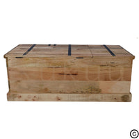 Cette table basse coffre est composée d'une structure en bois de manguier, avec des compartiments intérieurs et range bouteilles intégré! Mesure: 120 x 60 x 45 cm. Kukuu, spécialiste en meubles industriels.