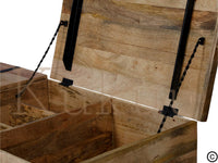 Cette table basse coffre est composée d'une structure en bois de manguier, avec des compartiments intérieurs et range bouteilles intégré! Mesure: 120 x 60 x 45 cm. Kukuu, spécialiste en meubles industriels.