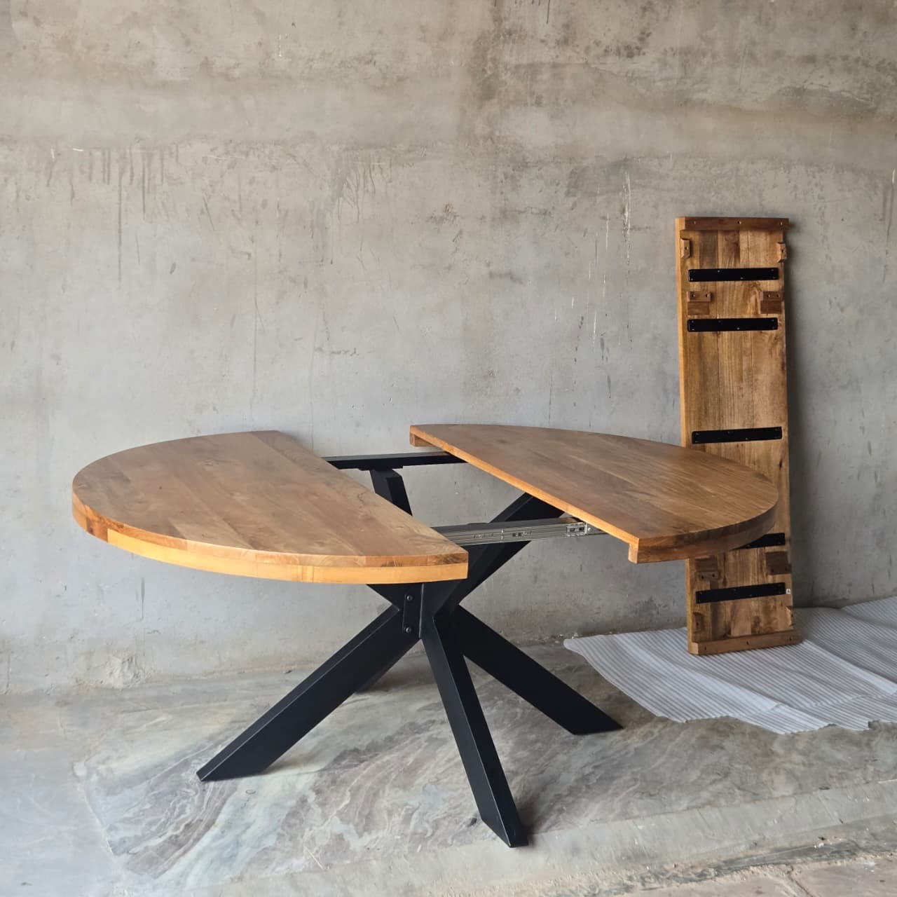 table ronde extensible en bois de manguier et métal - de 140 à 180 cm - KUKUU