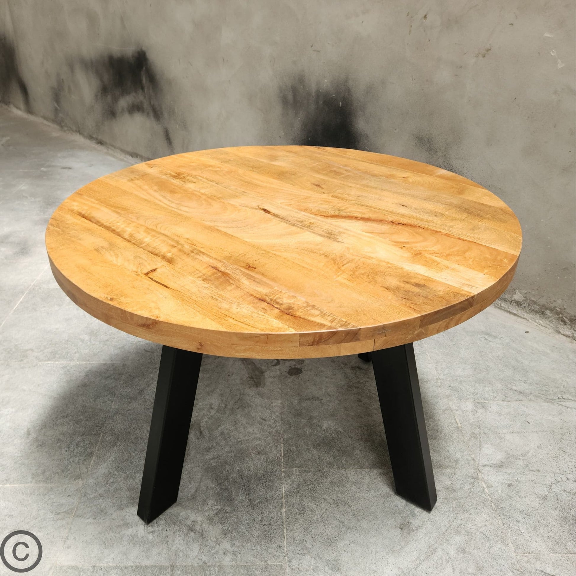 Apportez une touche de raffinement naturel et de modernité à votre intérieur avec cette magnifique table ronde style industriel KUKUU, idéale pour créer une ambiance chaleureuse et conviviale.