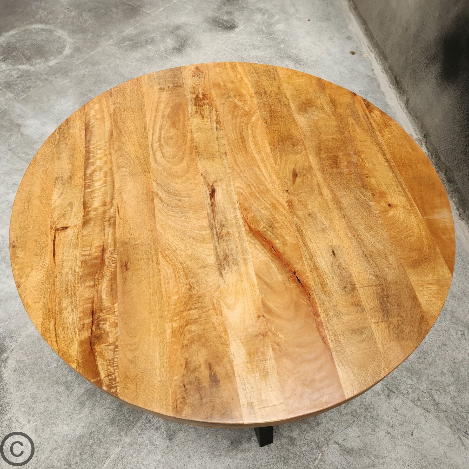 Apportez une touche de raffinement naturel et de modernité à votre intérieur avec cette magnifique table ronde style industriel KUKUU, idéale pour créer une ambiance chaleureuse et conviviale.