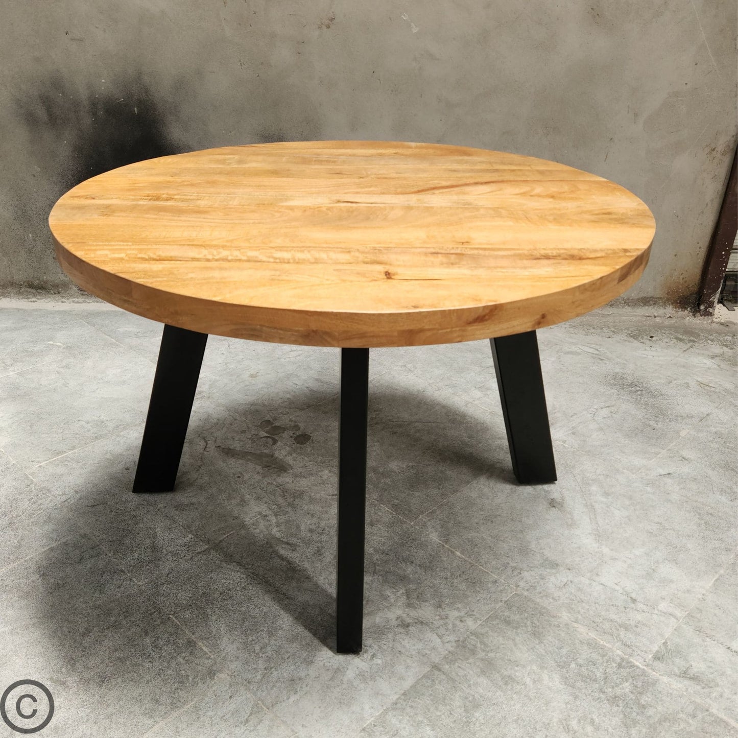Apportez une touche de raffinement naturel et de modernité à votre intérieur avec cette magnifique table ronde style industriel KUKUU, idéale pour créer une ambiance chaleureuse et conviviale.