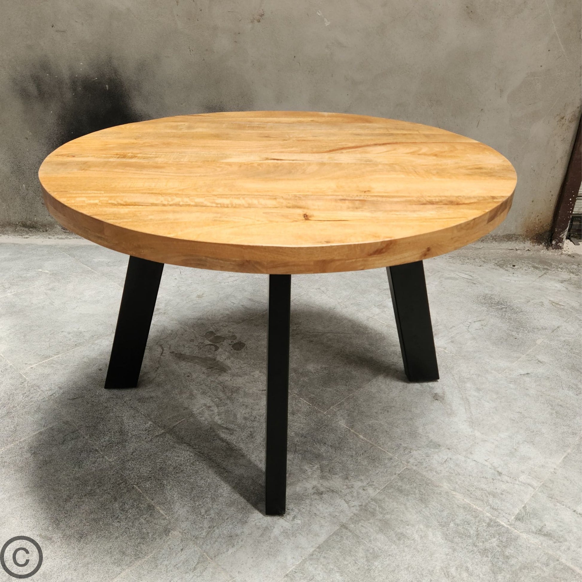 Apportez une touche de raffinement naturel et de modernité à votre intérieur avec cette magnifique table ronde style industriel KUKUU, idéale pour créer une ambiance chaleureuse et conviviale.