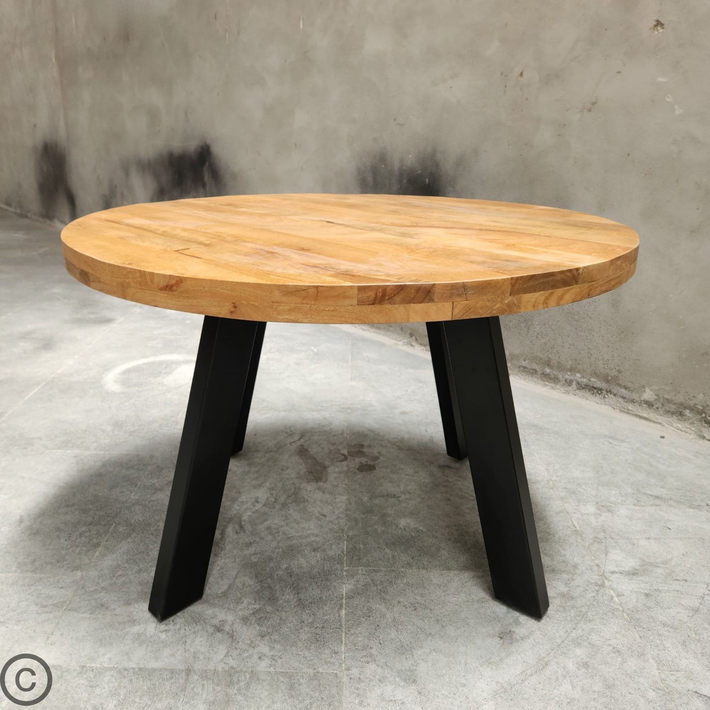 Apportez une touche de raffinement naturel et de modernité à votre intérieur avec cette magnifique table ronde style industriel KUKUU, idéale pour créer une ambiance chaleureuse et conviviale.
