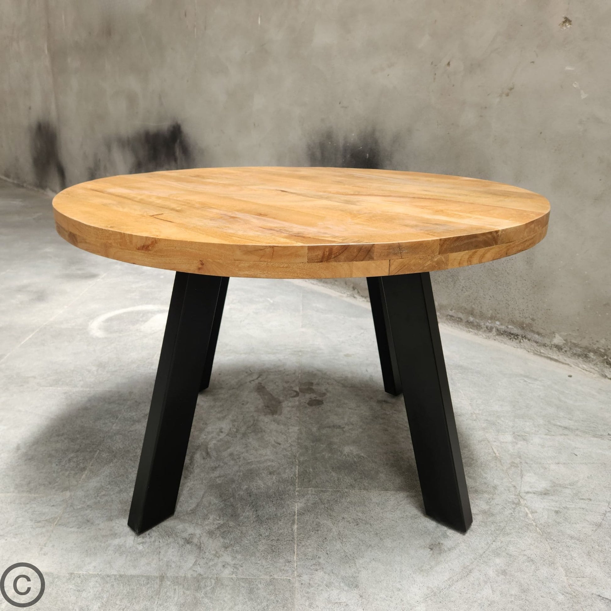 Apportez une touche de raffinement naturel et de modernité à votre intérieur avec cette magnifique table ronde style industriel KUKUU, idéale pour créer une ambiance chaleureuse et conviviale.