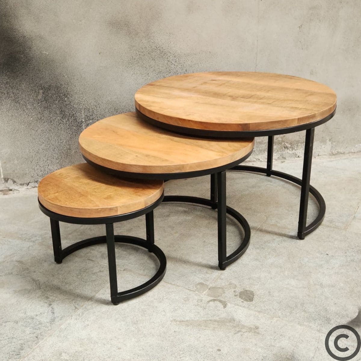 Ensemble de trois tables basses gigognes rondes en bois de manguier et métal noir au style industriel – KUKUU