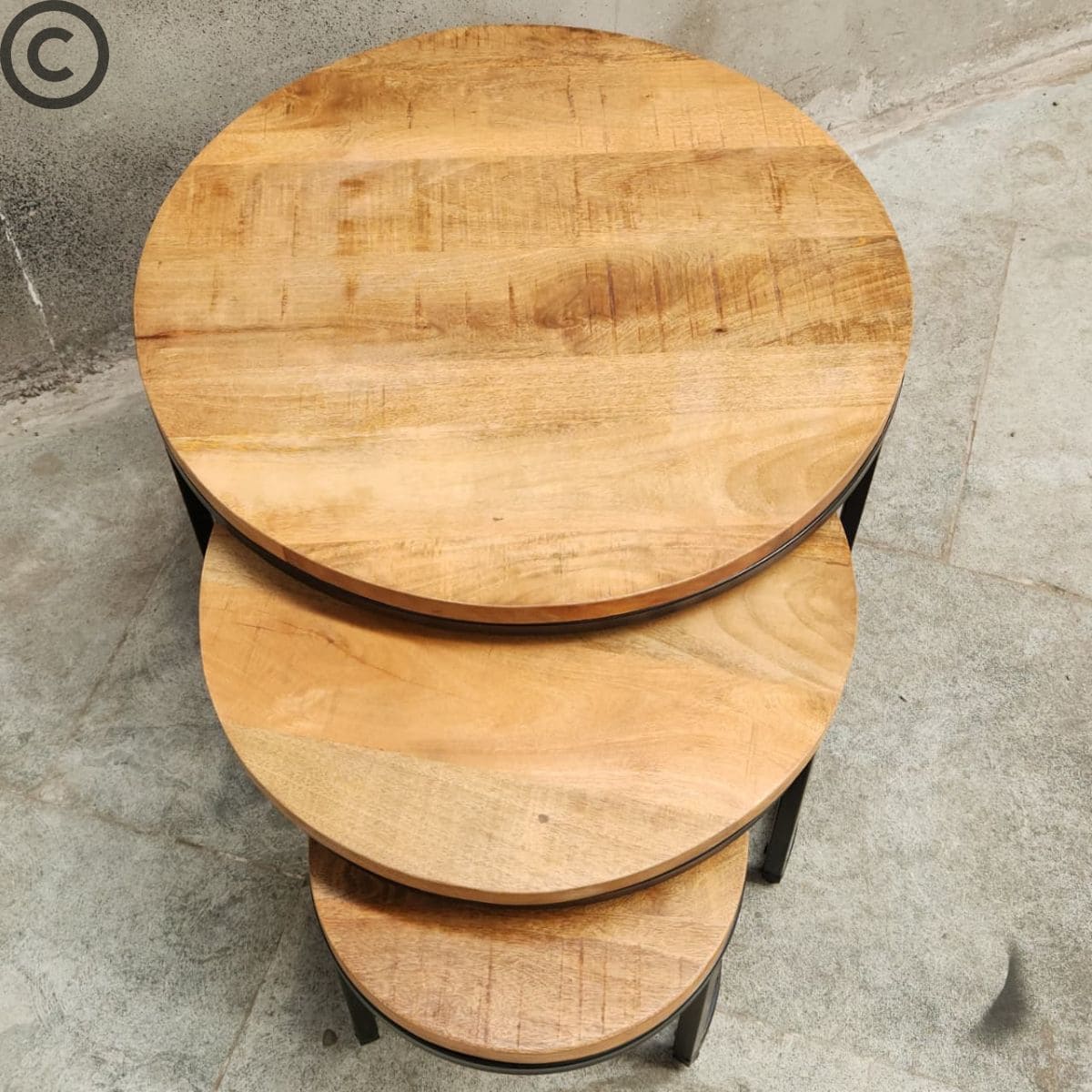 Vue du dessus des tables basses gigognes rondes en bois de manguier et métal noir – KUKUU