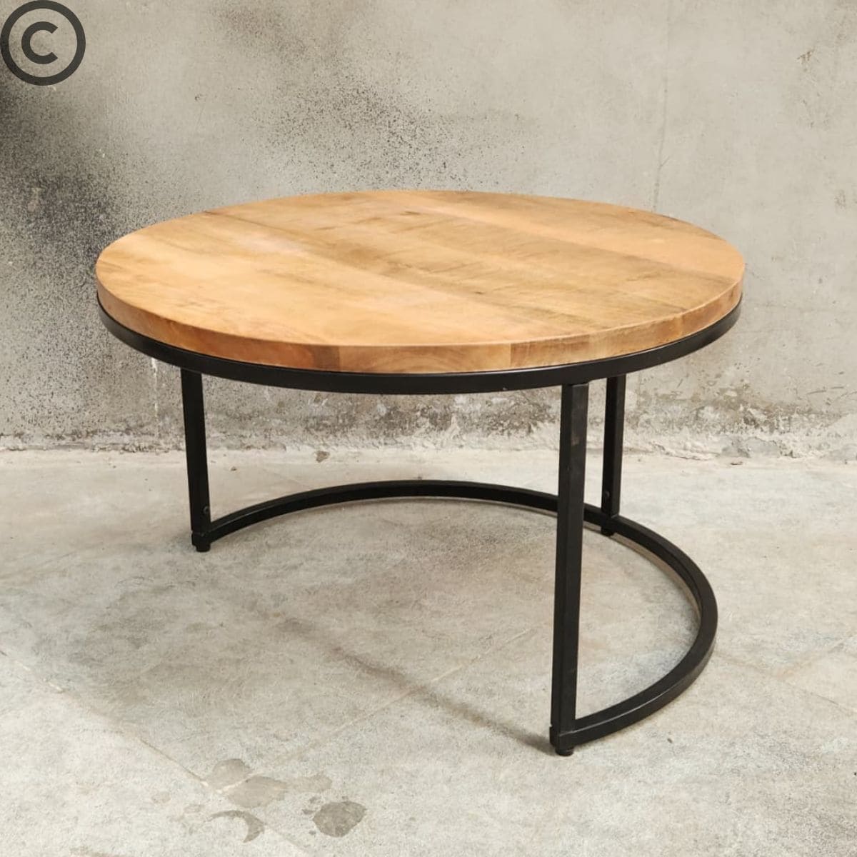 Grande table basse ronde en bois de manguier avec piétement en métal noir – KUKUU