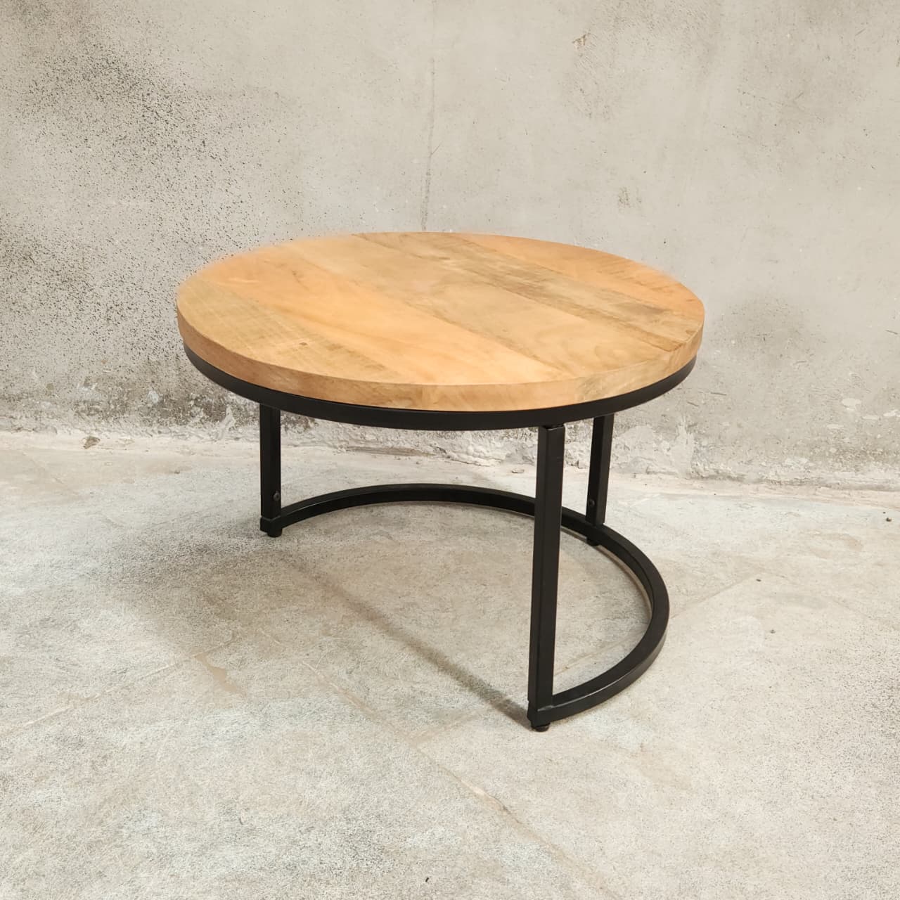Moyenne table basse ronde en bois de manguier avec piétement en métal noir – KUKUU