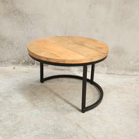 Moyenne table basse ronde en bois de manguier avec piétement en métal noir – KUKUU