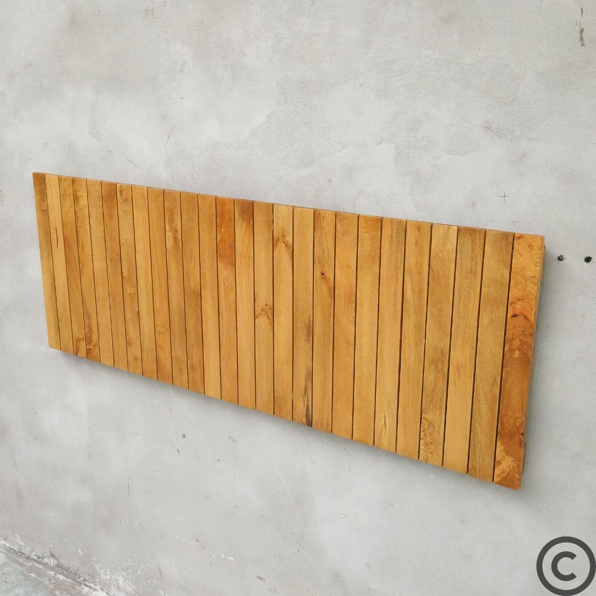 Tête de lit en bois de manguier à lattes verticales KUKUU – vue en angle gauche