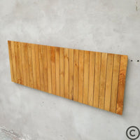 Tête de lit en bois de manguier à lattes verticales KUKUU – vue en angle gauche