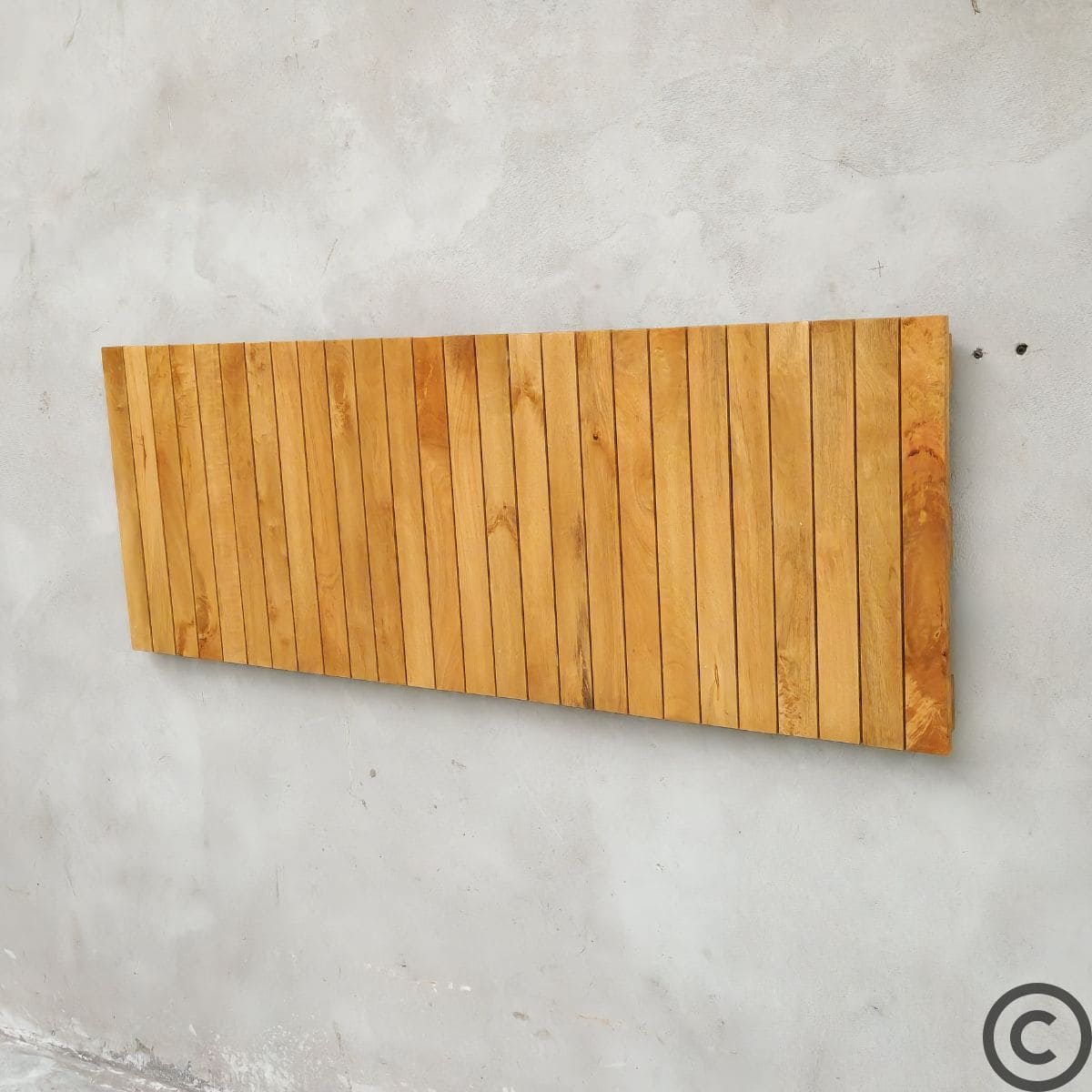 Tête de lit à lattes naturelles en bois de manguier KUKUU – vue en angle droit