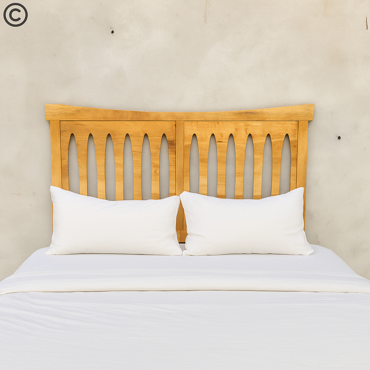 Tête de lit en manguier massif ajourée à formes ovales, installée derrière un lit double au linge blanc – style naturel et élégant Kukuu.