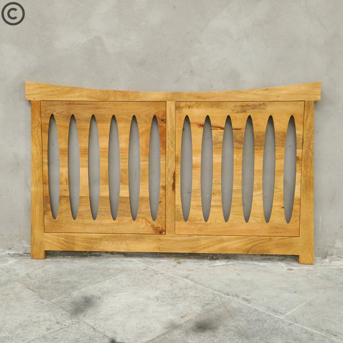 Tête de lit en manguier massif ajourée à motifs ovales, finition naturelle miel – design artisanal et chaleureux signé Kukuu.