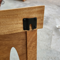 Détail du système de fixation en métal noir sur une tête de lit en manguier massif – finition artisanale et robustesse Kukuu.