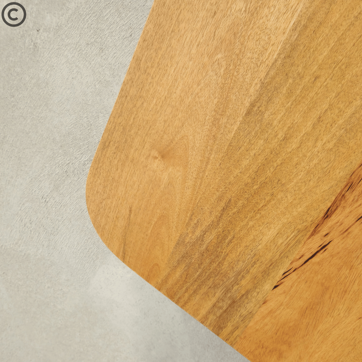 Détail de l’angle arrondi d’une tête de lit en bois massif de manguier – finition artisanale Kukuu