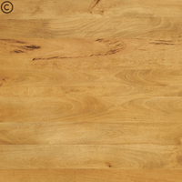 Détail du veinage et des nuances dorées du bois de manguier massif – finition naturelle satinée Kukuu