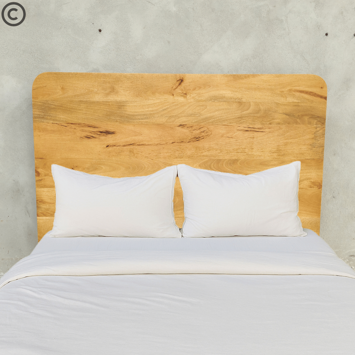 Tête de lit en manguier massif à angles arrondis avec lit double et oreillers blancs – design naturel Kukuu