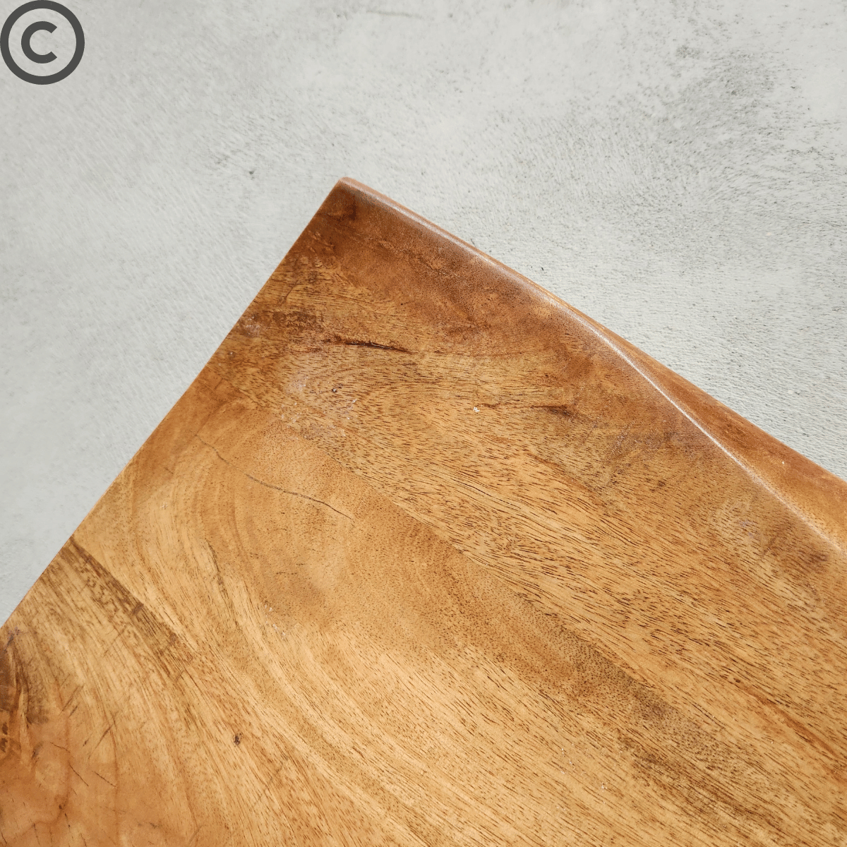 Détail du coin supérieur de la tête de lit en manguier massif – texture naturelle du bois et finition vernie légère, travail artisanal Kukuu.