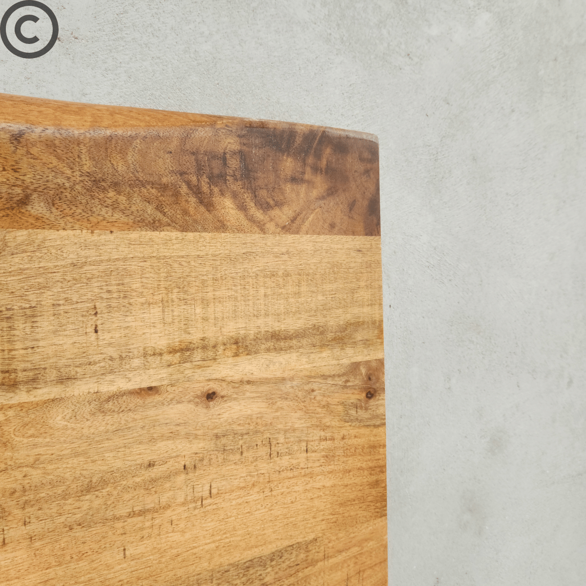 Zoom sur le veinage et les nuances dorées du bois de manguier massif – finition lisse et authentique de la tête de lit Kukuu.