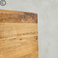 Zoom sur le veinage et les nuances dorées du bois de manguier massif – finition lisse et authentique de la tête de lit Kukuu.