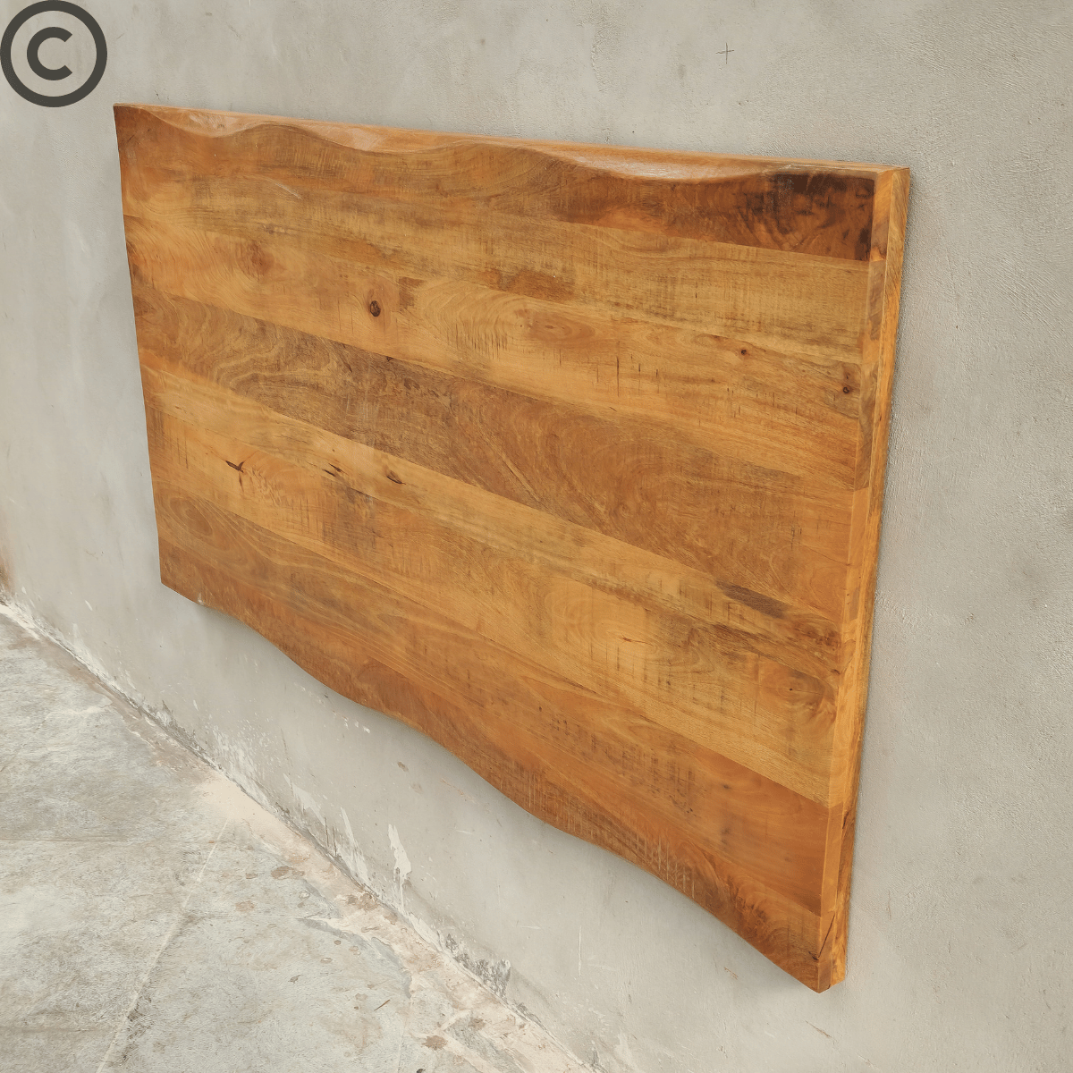 Vue latérale gauche de la tête de lit en manguier massif 180x100 cm – bords naturels, design épuré et fabrication artisanale.